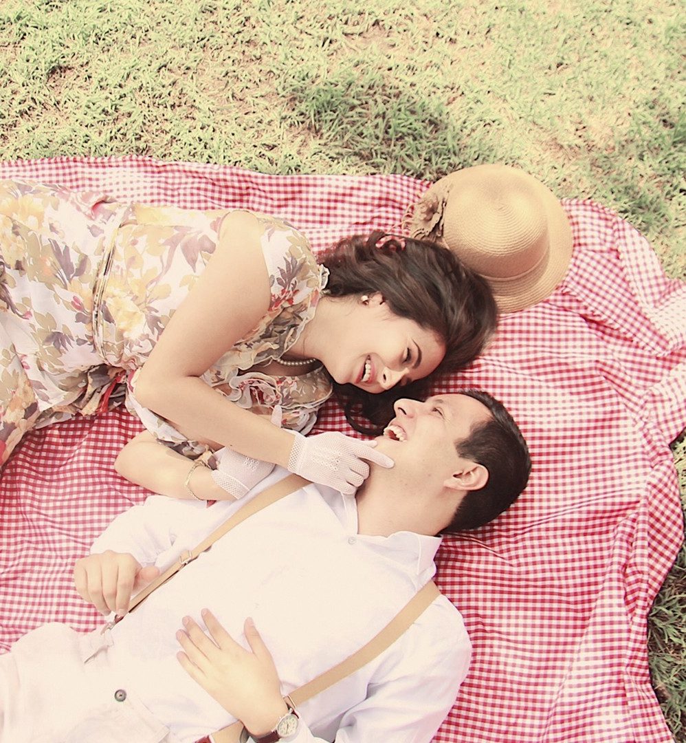 Bianca y Ricardo recostados juntos durante su picnic